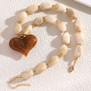 Collana da Donna con Cuore in Resina Colorata Dopamina, Stile Europeo Americano, Esagerata, Irregolare, con Perline, per le Feste - Product Image 3