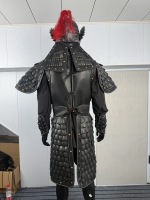 Ensemble d'armure ancienne chinoise à écailles noires, costume de guerrier avec dragon en relief, casque à ailes de phénix, pour homme, en matériaux fonctionnels