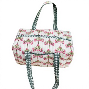 Bolsa de lona informal grande de algodón acolchado, hecha a mano, para fin de semana, viajes y pasar la noche, con diseño estampado en bloques. - Product Image 1
