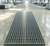Grille en acier doux avec barres soudées, grilles en acier galvanisé, longue durée de vie, utilisées pour les passerelles en acier