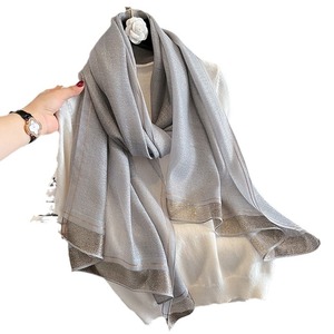 Último diseño de bufandas de seda de Color sólido de otoño para damas, chales de <span class=keywords><strong>playa</strong></span> de seda ligeros y grandes largos, bufandas de seda brillantes - Product Image 4