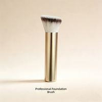 Pinceau de maquillage Kabuki angulaire doré avec tête plate et poils synthétiques doux pour un estompage professionnel du fond de teint - Outil de beauté
