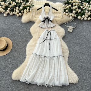 ชุดเซ็ต 2 ชิ้น เสื้อชีฟองคอวีผูกคอโชว์หลัง เซ็กซี่สำหรับผู้หญิง กระโปรงทรงเอวสูงพลิ้วไหว ชุดแฟชั่นสำหรับวันพักผ่อน - Product Image 1