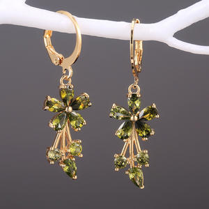 Boucles d'oreilles pendantes en cristal vert E468, plaquées or, serties de griffes, bijoux romantiques pour femmes, pour les soirées - Product Image 4