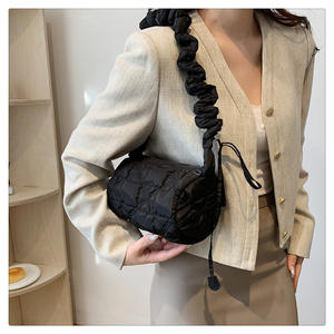 Nuevas tendencias diseñador Color sólido bolso de hombro mujer nueva moda Simple nube plisado diseño hombro bandolera cilindro bolso - Product Image 2