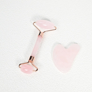 BeautifulGHM <span class=keywords><strong>quarzo</strong></span> <span class=keywords><strong>rosa</strong></span> giada rullo Gua Sha Set vera <span class=keywords><strong>pietra</strong></span> <span class=keywords><strong>rosa</strong></span> giada a forma di cuore Gua Sha <span class=keywords><strong>pietra</strong></span> e faccia rullo di cristallo Guasha - Product Image 1