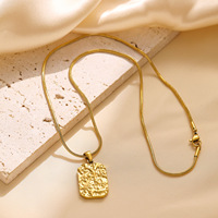 Carré en acier inoxydable Pendentif rétro en plaqué or 18 ct martelé populaire Collier carré en or pour femmes