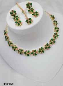 Ensemble de bijoux Kundan plaqué or 18 carats, collier et boucles d'oreilles en cuivre, bijoux ethniques tendance pour mariée, style Bollywood de haute qualité - Product Image 4