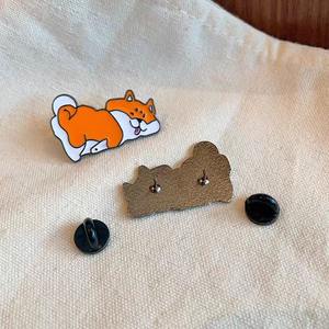 במפעל באיכות גבוהה כלב הסיטונאי צד סיכות לוגו מתכת מותאם אישית אישית סיכות לוגו מתכת חמודות מצוירת אמייל - Product Image 5