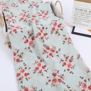 Tela de gasa con estampado Floral para vestido, tela <span class=keywords><strong>100</strong></span>% poliéster con flor pequeña RTS para vestido de verano - Product Image 2