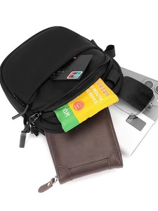 Sac banane de sport imperméable en nylon recyclé, forme tonneau, réglable, pour la randonnée, la course et la marche en extérieur - Product Image 3