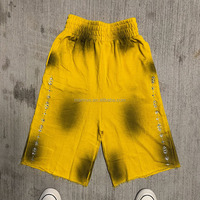Shorts Capri Vintage pour Hommes, Jaune Dégradé Effet Teinture Pulvérisée, avec Strass et Bords Bruts, Taille Élastique, Vente en Gros Personnalisée