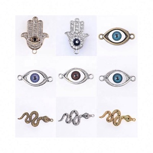 Vente en gros de breloques sabots en métal personnalisées en stock yeux du diable breloques de chaussures bing en métal de créateur pour la décoration de chaussettes - Product Image 1