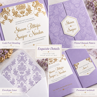 Suite d'invitations de mariage personnalisées en damassé lavande avec carte pliée à pochette dorée et doublure d'enveloppe RSVP – Vente en gros fabricant