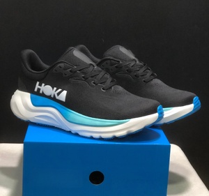รองเท้าวิ่ง HOKAS Arahi 8 ตาข่ายระบายอากาศดี สีตัดกันอย่างมีสไตล์ เหมาะสำหรับการฝึกซ้อมและการแข่งขัน รองรับแรงกระแทกได้ดี เหมาะสำหรับการวิ่งจ๊อกกิ้งแบบช้าๆ และเล่นกีฬา - Product Image 1
