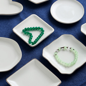 Piccolo piattino decorativo in <span class=keywords><strong>ceramica</strong></span> bianca con bordo dorato, vassoio quadrato vuoto per gioielli con logo - Product Image 2