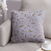 Housse de coussin carrée en peluche moderne à double face avec motif de plumes dorées pour canapé de maison, bureau, style transfrontalier