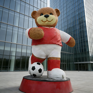 Sculpture géante d'ours en peluche en fibre de verre, pose de joueur de football, pour affichage commercial en centre commercial extérieur - Product Image 5