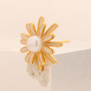Boucles d'oreilles clous en laiton plaqué or 18 carats avec perles, forme fleur tendance, bijoux pour femme, mariage, mariée, anniversaire - Product Image 2