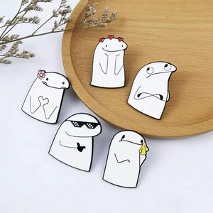 Broches de revers mignonnes en forme de ver de dessin animé, cadeau idéal pour les amateurs de mèmes, décoration pour sac à dos et chapeau - Product Image 3