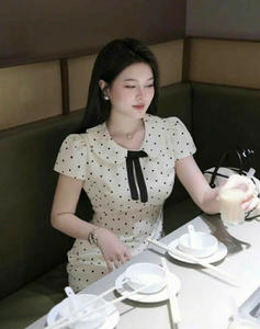 Vestido blanco con lunares y cuello Peter Pan, con lazo negro, manga corta, corte en A, estilo vintage, informal, de poliéster. - Product Image 4