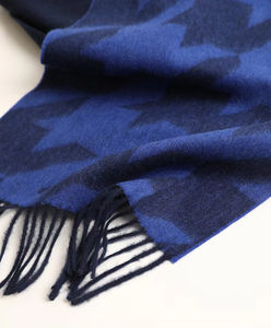 Écharpe en laine à motif pied-de-poule ondulé double face, impression géométrique et pompons, avec service de personnalisation de logo OEM pour cadeaux d'entreprise - Product Image 5