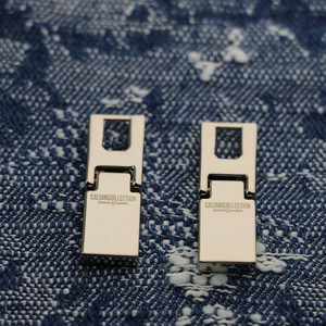 Chất Lượng Cao Tùy Chỉnh Thiết Kế Logo Dây Kéo Kéo Kim Loại Khắc Với Thân Thiện Với Môi Mạ Điện Logo Thương Hiệu Dây Kéo Thanh Trượt - Product Image 1