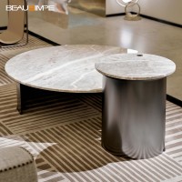 Table d'appoint en travertin minimaliste avec dessus en verre artisanal & base en pierre naturelle, personnalisable pour salon