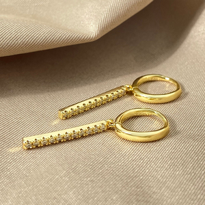 Pendientes Colgantes Delicados Foxi Jewelry de Alta Calidad con Circonita Cúbica Pavimentada y Baño de Oro para Mujer, Tipo Huggies - Product Image 3