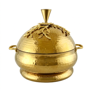 Casserole ronde vintage en acier inoxydable avec finition dorée polie et couvercle décoratif pour cuisinières à gaz et à induction - Product Image 1