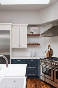 Isla de Cocina Moderna y Acogedora, Banco en Forma de L, Diseño Personalizado de Lujo, Encimera de Cuarzo, Cocina Integrada con Banqueta Incorporada - Product Image 4