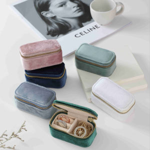 Mini Caja de Terciopelo con Cierre y Logotipo Personalizado - Organizador de Viaje de Lujo para Guardar Anillos, Pulseras, Collares y Joyas - Product Image 1