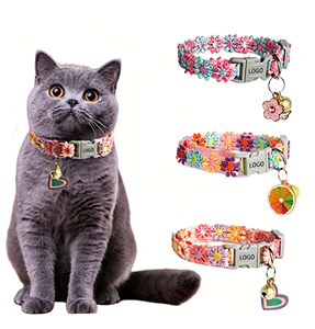 Collier pour chat en tricot mignon avec imprimé floral et fruité, clochette intégrée, réglable, en polyester doux, personnalisable avec logo, OEM ODM, vente en gros - Product Image 1