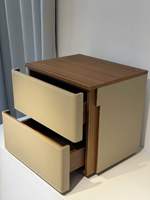 Table de chevet moderne écologique faite à la main à 2 tiroirs, plateau en cuir de selle et bois foncé, rembourrage Pebble, fermeture douce, pour salle à manger