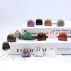 Vente en gros Nouveau sac à main de guérison multicolore naturel sculpté à la main en forme de pendentifs de bijoux en pierre de cristal avec <span class=keywords><strong>carte</strong></span> créative - Product Image 1
