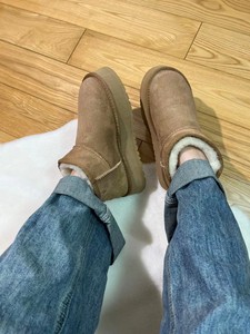 Botas de nieve al tobillo de suela gruesa de invierno de Color Castaño de piel de oveja clásica de lujo para mujer de alta calidad - Product Image 4