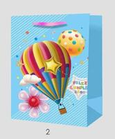 Spanische Feliz Cumpleaños Geburtstagsgeschenk Weiße Kartonpapiertüten Handgefertigte Cartoon-Ballon-Kuchen-Muster Party-Geschenktüten