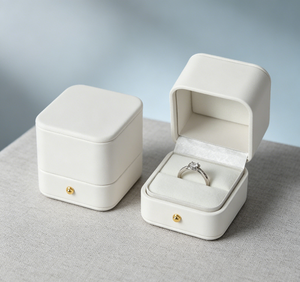 Boîte à bague haut de gamme faite à la main, enveloppée de tissu en similicuir beige, base rigide, fermeture magnétique dorée, ouverture à clapet, impression quadricolore - Product Image 4