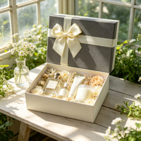 Coffret Cadeau Parfum de Luxe avec Ruban en Satin Gris Crème Gaufré à Nœud Papillon, Diffuseur à Bâtonnets, Lotion, Bougie, Présentoir de Serre Florale