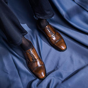 รองเท้าเดรสทางการสำหรับผู้ชายดีไซน์เนอร์แนวธุรกิจแฟชั่นสไตล์อิตาลีตัดหนังมุกแบบสั่งทำ - Product Image 4