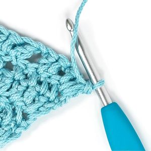 Juego <span class=keywords><strong>de</strong></span> <span class=keywords><strong>agujas</strong></span> <span class=keywords><strong>de</strong></span> ganchillo ergonómicas <span class=keywords><strong>de</strong></span> aluminio con agarre suave para manualidades DIY - Product Image 4