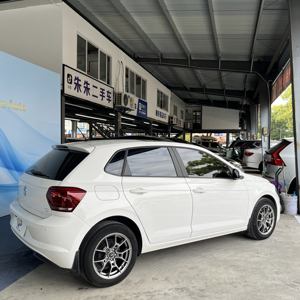 2020 pour <span class=keywords><strong>Polo</strong></span> 1.5L |   Volant à gauche, intérieur en cuir foncé, sièges en cuir, pneus R16, extérieur blanc, noir, 113 ch, 6 vitesses automatiques, <span class=keywords><strong>5</strong></span> <span class=keywords><strong>portes</strong></span>, berline urbaine - Product Image 4