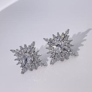 ต่างหูแบบติดหูสำหรับผู้หญิง รุ่นคลาสสิกหรูหราจากเทียนหยู เจมส์ ดีไซน์รูปไข่ ทำจากทองเหลืองชุบทอง ประดับด้วยพลอยเพทายสีน้ำเงิน - Product Image 4