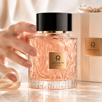 Flacon de parfum en verre cristal martelé personnalisé avec étiquette dorée et capuchon noir pour cadeau parfumé