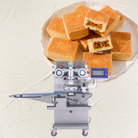 Biscuits au pain d'épice faire gâteau au thé sucré incrustant et formant la machine de fabrication de biscuits de remplissage de tarte aux ananas