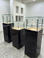 Comptoir de présentation de bijoux incurvé noir de luxe avec éclairage LED, vitrine à bijoux en verre trempé, présentoir de bijouterie sur mesure