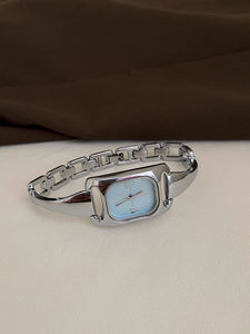 Orologi da Donna con Quadrante Quadrato e Logo Personalizzato all'Ingrosso con Cinturino in Metallo Lucido per Rivenditori di Marchi e Fornitori di Regali OEM - Product Image 2