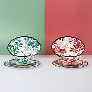 Services de table de luxe en porcelaine émaillée européenne, style royal vintage, avec bordure noire et motif feuille de cire, comprenant assiettes à dessert et tasses à café - Product Image 2