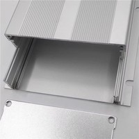 Boîtier de contrôle en aluminium extrudé 113*40*120mm avec dessus à ailettes, centre lisse, brides de montage en U argentées, IP54 pour l'électronique