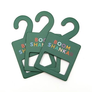 Cintres pour vêtements en carton épais recyclé, imprimés en offset CMYK et vernissés - Product Image 1